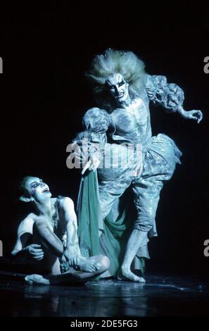 l-r: Lindsay Kemp (Puck), Michael Matou (Oberon) dans UNE NUIT D'ÉTÉ RÊVE de Shakespeare au Sadler's Wells Theatre, Londres EC1 18/10/1983 conception et mise en scène: Lindsay Kemp & David Haughton costumes: 'Lolita' & Catherine Hill éclairage: John Spradbery Banque D'Images