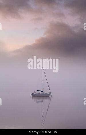 Yacht sur le lac Windermere, parc national de Lake District anglais, Royaume-Uni Banque D'Images