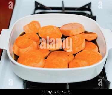 les patates douces sont répréparées pour devenir des patates douces confites Banque D'Images