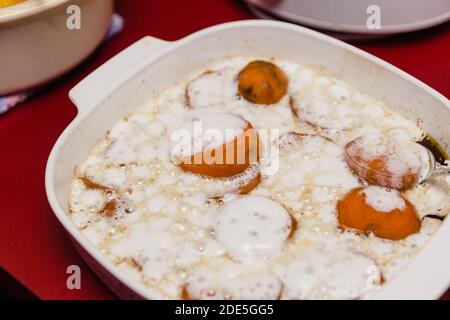 patates douces confites servies chaudes au four Banque D'Images