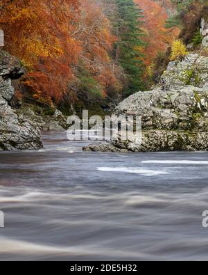 La rivière Findhorn, à Randolph Leap, près de Logie, Moray, Écosse. En automne Banque D'Images