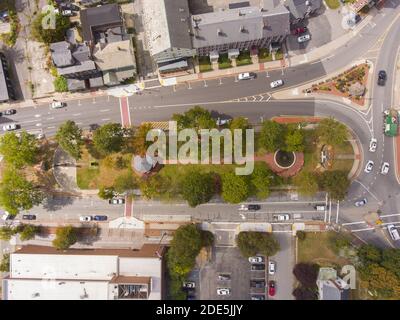 Vue aérienne de l'église unitaire de la première paroisse et du haut commune de Fitchburg sur main Street dans le centre-ville de Fitchburg, Massachusetts, États-Unis. Banque D'Images