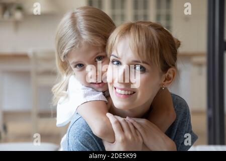 Tête portrait souriant mère porggy soutien petite fille Banque D'Images