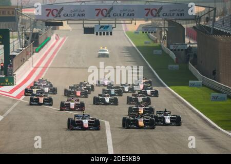 Début de la course, 21 Shwartzman Robert (rus), Prema Racing, Dallara F2 2018, action, 07 Tsunoda Yuki (jpn), Carlin, Dallara F2 2018, action pendant le 11ème tour du Championnat de Formule 2 2020 de la FIA du 27 au 29 novembre 2020 sur le circuit international de Bahreïn, à Sakhir, Bahreïn - photo Diederik van der Laan / Dutch photo Agency / DPPI / LM Banque D'Images