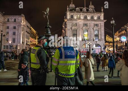 La police anti-émeute doit surveiller Piccadilly Circus pendant la soirée des manifestations anti-verrouillage dans la capitale, Londres, Angleterre, Royaume-Uni Banque D'Images