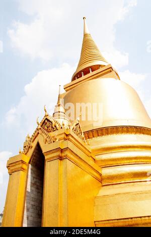 Le Phra si Rattana Chedi est un stupa traditionnel recouvert de mosaïques d'or dans le complexe du Grand Palais, Bangkok, Thaïlande Banque D'Images