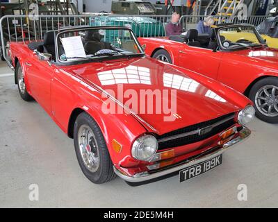 Triumph TR6 rouge classique au RAF Benson, Oxfordshire, Royaume-Uni Banque D'Images