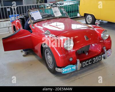 Triumph TR2 rouge classique au RAF Benson, Oxfordshire, Royaume-Uni Banque D'Images