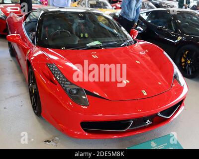 Red Ferrari 458 Italia à RAF Benson, Oxfordshire, Royaume-Uni Banque D'Images