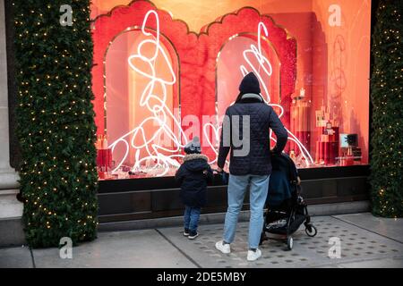 Les vitrines de Noël du grand magasin Selfridges sont prêtes pour le retour des acheteurs après le dernier week-end du coronavirus Lockdown#2, Londres, Angleterre, Royaume-Uni Banque D'Images