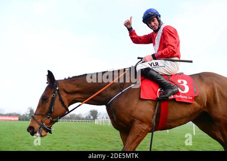 Envoi Allen avec le jockey Jack Kennedy après avoir remporté le Drinmore Novice Chase Baroneracing.com pour le propriétaire Cheveley Park Stud et l'entraîneur Gordon Elliott à l'hippodrome de Fairyhouse. Banque D'Images