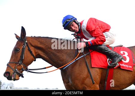 Envoi Allen avec le jockey Jack Kennedy après avoir remporté le Drinmore Novice Chase Baroneracing.com pour le propriétaire Cheveley Park Stud et l'entraîneur Gordon Elliott à l'hippodrome de Fairyhouse. Banque D'Images