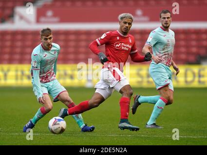 Lyle Taylor, de Nottingham Forest, et Jay Fulton, de Swansea City (à gauche), se battent pour le ballon lors du championnat Sky Bet au City Ground, à Nottingham. Banque D'Images