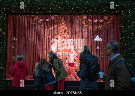 Les vitrines de Noël du grand magasin Selfridges sont prêtes pour le retour des acheteurs après le dernier week-end du coronavirus Lockdown#2, Londres, Angleterre, Royaume-Uni Banque D'Images