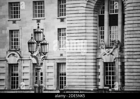 Lampadaires noir et blanc sur le pont de Westminster avec architecture de Londres derrière, paysage urbain de bâtiments et de vieilles lampes historiques montrant des détails architecturaux de l'Angleterre, du Royaume-Uni, de l'Europe Banque D'Images