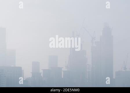 Paysage urbain bleu abstrait avec de grands gratte-ciel et des hauts gratte-ciels, ville brumeuse avec espace de copie, prise en Angleterre pendant le confinement du coronavirus Covid-19 en Angleterre, au Royaume-Uni, en Europe Banque D'Images