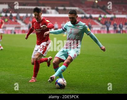 Joe Lolley, de Nottingham Forest (à gauche), et Matt Grimes, de Swansea City, se battent pour le ballon lors du match de championnat Sky Bet au City Ground, à Nottingham. Banque D'Images