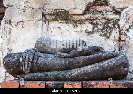 Demi-corps d'une statue de Bouddha en position assise, main droite reposant sur le genou et les doigts orientés vers la terre, paume de main gauche orientée vers le haut. TEM Banque D'Images