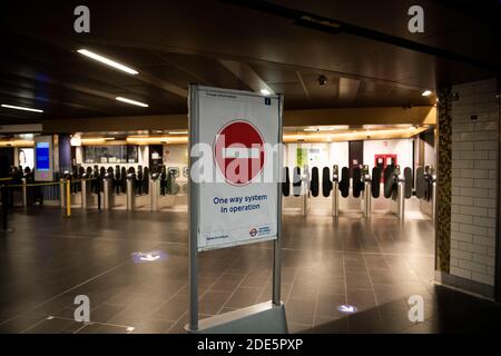 La pandémie de blocage du coronavirus Covid-19 dans la station de métro de Londres en Angleterre, au Royaume-Uni, montre le signe d'un système aller simple en fonctionnement dans Charing Cross vide déserte et calme sans personne Banque D'Images