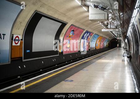 La station de métro de Londres, calme, vide et déserte, est verrouillée en cas de pandémie de coronavirus Covid-19, tandis que les transports en commun ont été réduits sans personne pendant l'interdiction de voyager Banque D'Images