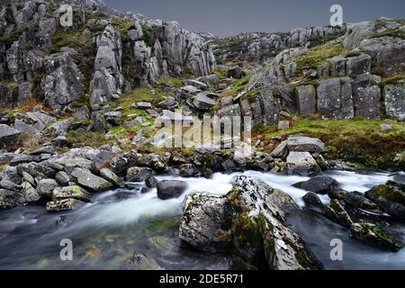 On y voit le terrain rocheux de la vallée du Nant Ffrancon, situé entre le Glyderau et les chaînes de montagne de Carneddau à Snowdonia. Banque D'Images