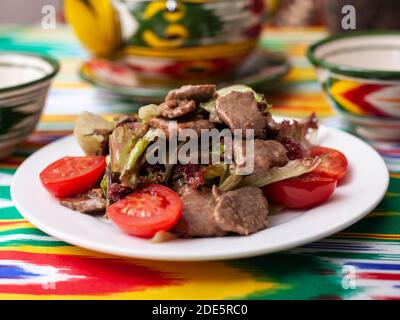 Uyghur viande frite avec poivre et légumes. Style asiatique Banque D'Images