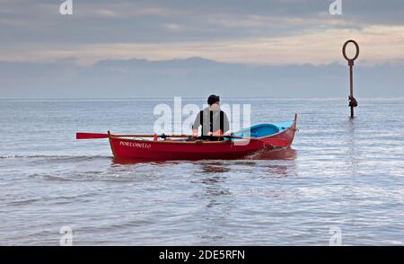 Portobello, Édimbourg, Écosse, Royaume-Uni. 29 novembre 2020. Brouillard matinal dégagé pour laisser un après-midi plutôt terne, température 6 degrés. Photo : activité en bord de mer avec un homme qui rame de la rive au Firth of Forth. Crédit : Arch White/Alamy Live News. Banque D'Images