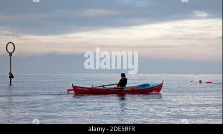 Portobello, Édimbourg, Écosse, Royaume-Uni. 29 novembre 2020. Brouillard matinal dégagé pour laisser un après-midi plutôt terne, température 6 degrés. Photo : activité en bord de mer avec un homme qui rame de la rive au Firth of Forth. Crédit : Arch White/Alamy Live News. Banque D'Images