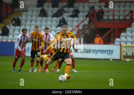 Stevenage, Royaume-Uni. 29 novembre 2020. Tom Eaves, ville de Hull, obtient une pénalité lors du match de la coupe FA entre Stevenage et Hull City au stade Lamex, Stevenage, le dimanche 29 novembre 2020. (Credit: Ben Pooley | MI News) Credit: MI News & Sport /Alay Live News Banque D'Images