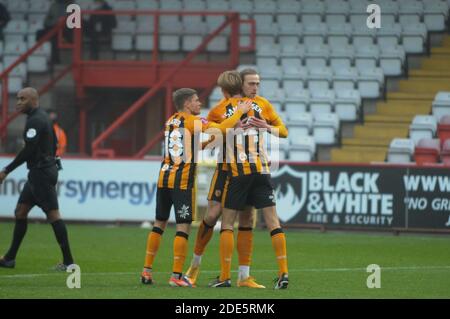 Stevenage, Royaume-Uni. 29 novembre 2020. Tom Eaves de Hull célèbre son but avec ses coéquipiers lors du match de la coupe FA entre Stevenage et Hull City au stade Lamex, Stevenage, le dimanche 29 novembre 2020. (Credit: Ben Pooley | MI News) Credit: MI News & Sport /Alay Live News Banque D'Images