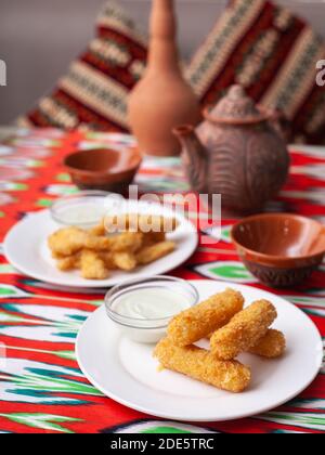 bâtonnets de fromage et nuggets de poulet - fromage frit et poulet frit pané servi avec une sauce crémeuse. Style asiatique Banque D'Images