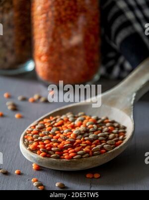 Lentilles rouges et vertes. Des aliments sains, un mode de vie sain, des sources de protéines pour les végétariens. Ingrédients de soupe de lentilles. Lentilles rouges et vertes avec bois s Banque D'Images