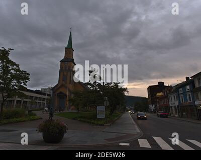 Tromsø, Norvège - 08-23-2020: Centre de la vieille ville de Tromsø avec rue Kirkegata et célèbre église en bois Domkirke, achevée en 1861 dans la soirée. Banque D'Images