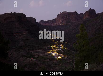 Village et ravin d'El Juncal au coucher du soleil. Le parc rural Nublo. Tejeda. Grande Canarie. Îles Canaries. Espagne. Banque D'Images