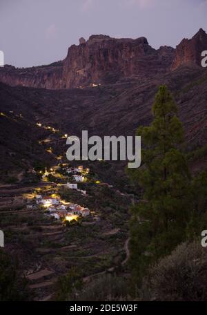 Village et ravin d'El Juncal au coucher du soleil. Le parc rural Nublo. Tejeda. Grande Canarie. Îles Canaries. Espagne. Banque D'Images