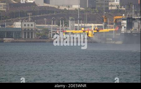 Un avion de lutte contre le feu collectant de l'eau de mer pour éteindre un feu de forêt. Las Palmas de Gran Canaria. Grande Canarie. Îles Canaries. Espagne. Banque D'Images