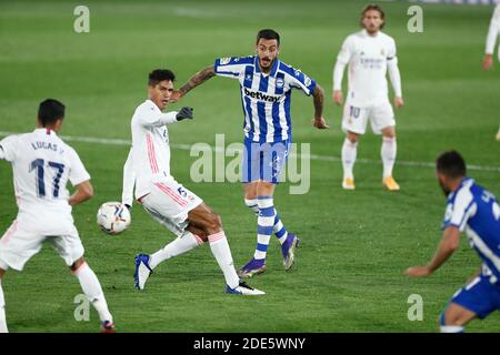 José Luis 'Joselu' Sanmartin d'Alaves et Raphaël Varane de Real Madrid pendant le championnat d'Espagne la Liga football match / LM Banque D'Images