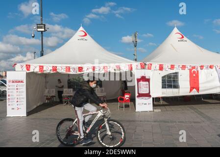 Vue de façade du véhicule de don de sang du Croissant-Rouge turc (Kizilay) Tente stand pour don de sang de personnes Istanbul,Turquie.16 novembre 2020 Banque D'Images