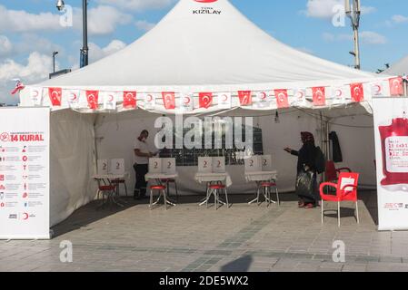 Vue de façade du véhicule de don de sang du Croissant-Rouge turc (Kizilay) Tente stand pour don de sang de personnes Istanbul,Turquie.16 novembre 2020 Banque D'Images