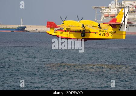 Un avion de lutte contre le feu collectant de l'eau de mer pour éteindre un feu de forêt. Las Palmas de Gran Canaria. Grande Canarie. Îles Canaries. Espagne. Banque D'Images