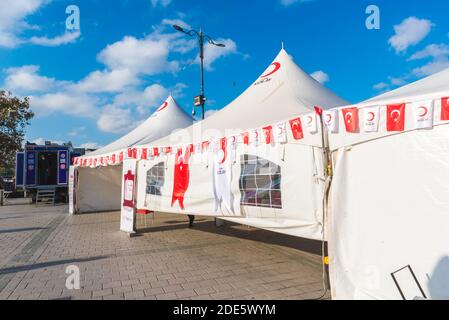 Vue extérieure de l'équipe de don de sang du Croissant-Rouge turc (Kizilay) Stand de tente véhicule pour don de sang de personnes Istanbul,Turquie.16 novembre 2020 Banque D'Images