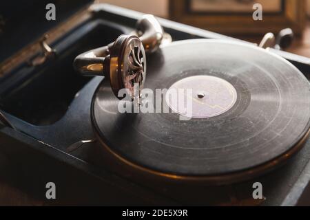 Un phonographe vintage avec disque vinyle noir joue une vieille musique Banque D'Images