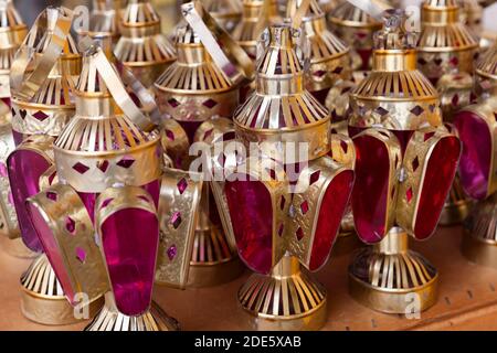 Les lampes arabes traditionnelles bon marché sont sur un compteur d'un boutique de cadeaux en Jordanie Banque D'Images