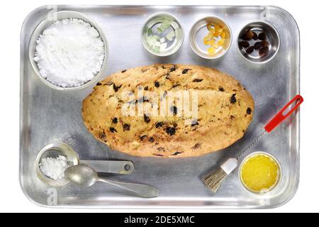 Stollen traditionnel de Noël Saxon fraîchement cuit sur une pâtisserie en aluminium plateau Banque D'Images