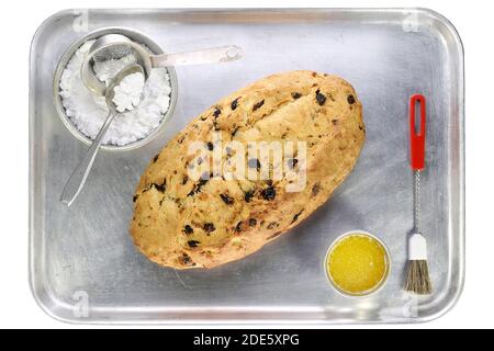 Stollen traditionnel de Noël Saxon fraîchement cuit sur une pâtisserie en aluminium plateau Banque D'Images