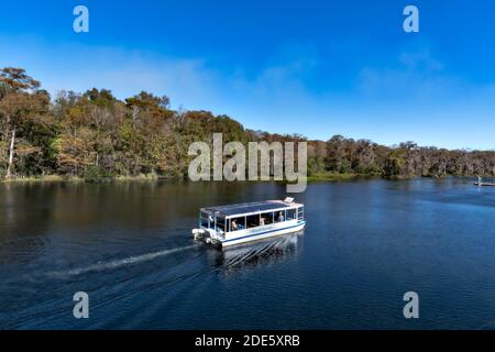Tallahassee Florida USA 24 novembre 2020. L'un des bateaux de la visite guidée en bateau qui sillle les plus grandes et les plus profondes sources d'eau douce du monde. Visitez le Banque D'Images