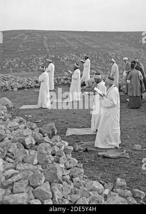 Légende originale: La Pâque Samaritaine sur Mt. Gerizim. Prier debout. - emplacement: Cisjordanie ca. 1900 Banque D'Images