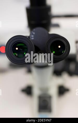 Gros plan d'un microscope dans un laboratoire scientifique. Banque D'Images