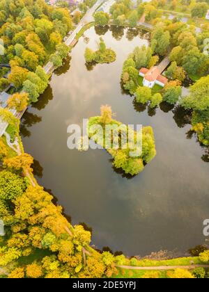 Église sur l'eau à Zwierzyniec. Zwierzyniec, Lubelskie, Pologne. Banque D'Images