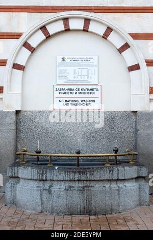 Sofia Central Mineral Baths fontaine de source tapissée avec de l'eau minérale chaude à Sofia Bulgarie Europe de l'est Banque D'Images